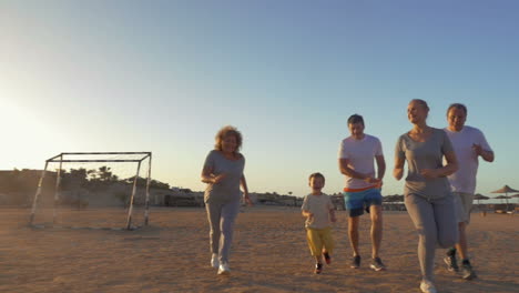 Glückliche-Familie,-Die-Das-Abendliche-Joggen-Beendet