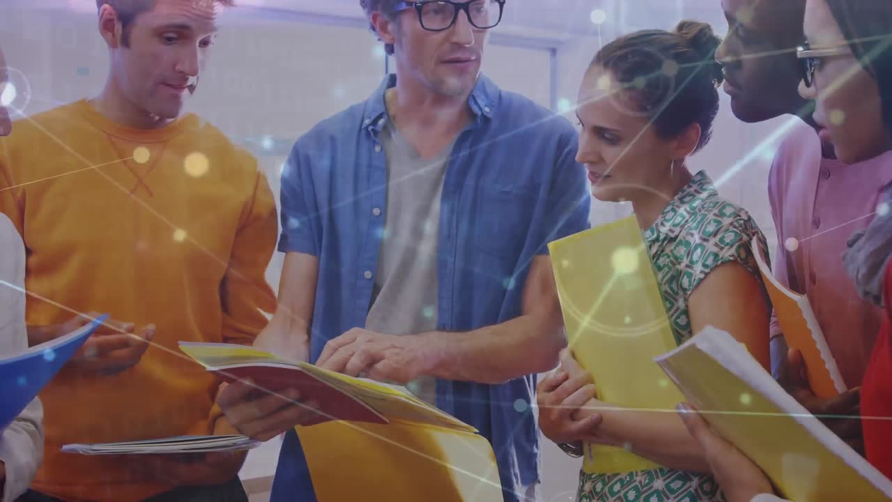 animación de rompecabezas coloridos sobre los niños de la escuela usando auriculares.