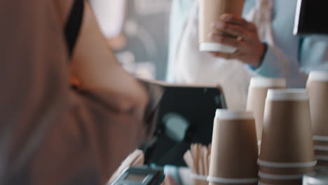 hermosa barista mujer sirviendo al cliente usando tarjeta de crédito haciendo pagos sin contacto comprando café gastando dinero en la cafetería