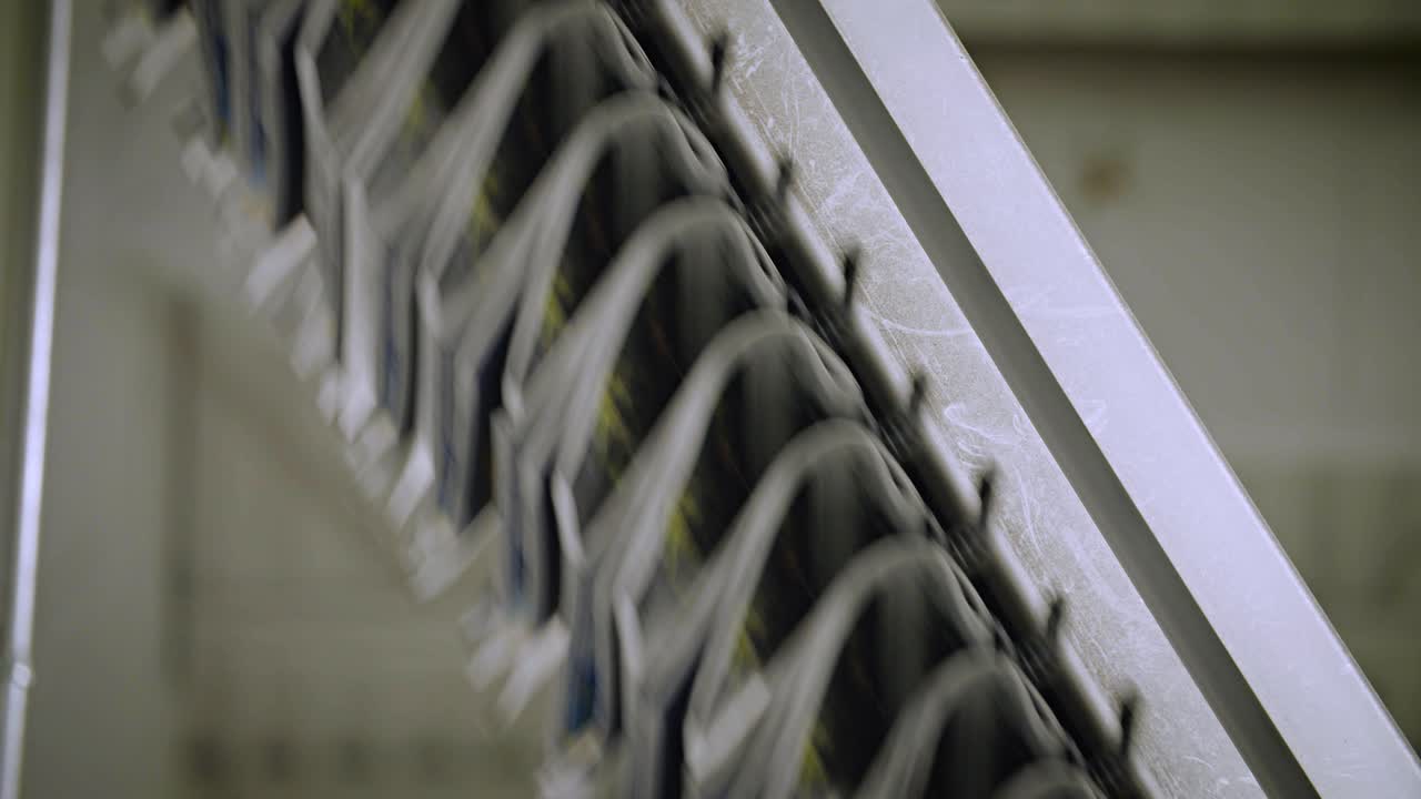 신문 공장 1의 머리 위 컨베이어 벨트를 따라 신문이 이동합니다.