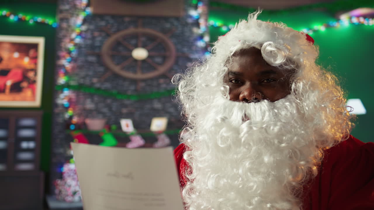 산타클로스가 크리스마스 편지를 읽는 것