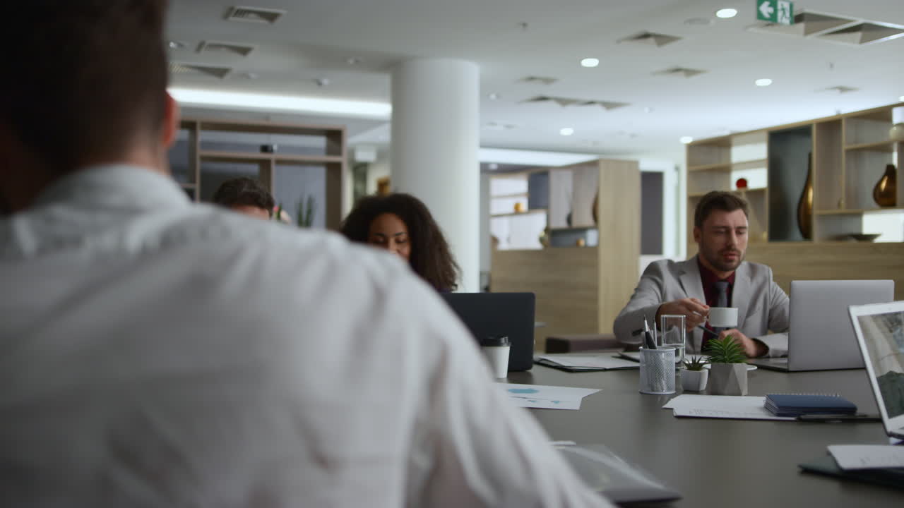 창의적인 비즈니스 팀이 마케팅 판매 계획을 논의하고 있습니다.