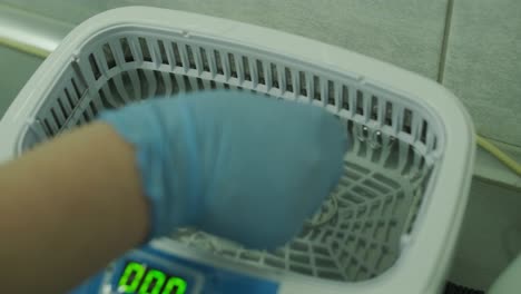 proceso de esterilización de instrumentos dentales en una clínica dental