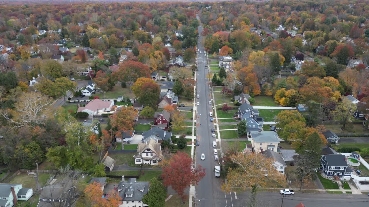 Clip di drone in movimento su Plainfield, nel New Jersey, con vivaci foglie autunnali, strade residenziali e paesaggi tranquilli