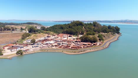 Una-Enorme-Fábrica-De-Ladrillos-Industriales-En-La-Costa-De-La-Bahía-De-San-Francisco---Concepto:-Medio-Ambiente,-Armonía-Con-La-Naturaleza,-Escorrentía,-Control-De-La-Contaminación