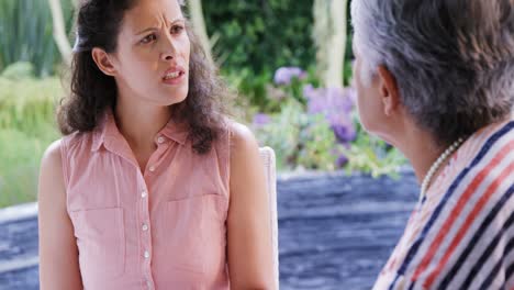 mujer irritada teniendo una conversación con su madre 4k 4k