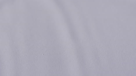 video de una gota de agua con espacio de copia en fondo blanco