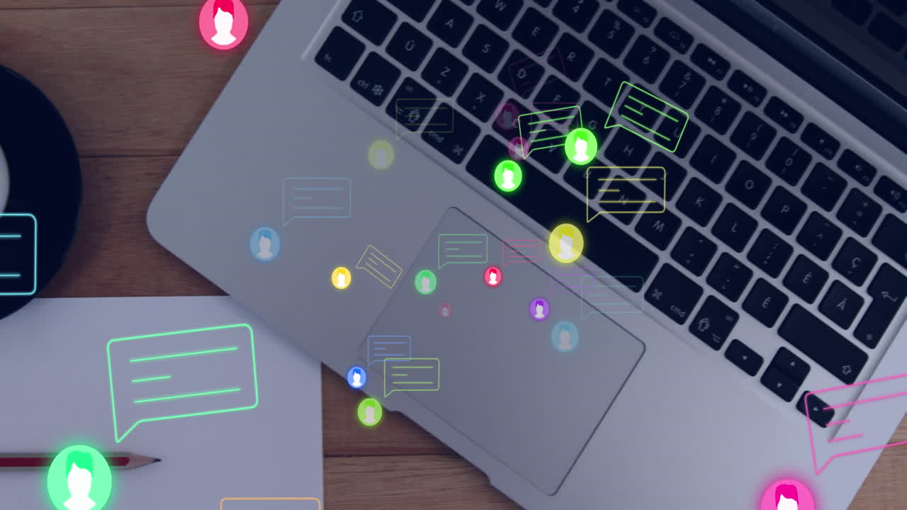 animación de iconos de perfil flotando contra el portátil, la taza de café, el lápiz, el papel en blanco en la mesa de madera