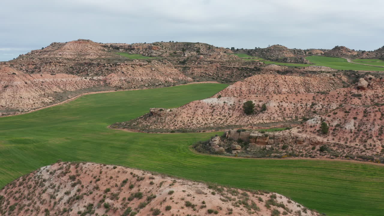 바위 언덕과 푸른 풀 스페인 풍경 시골 농업
