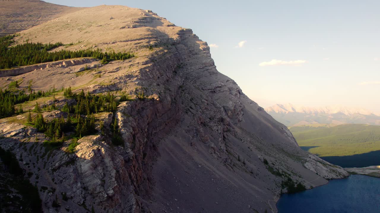 Ilmakuva Carnarvon-järvestä auringonlaskun aikaan, panorointi oikealle, Kananaskis, Alberta, Kanada