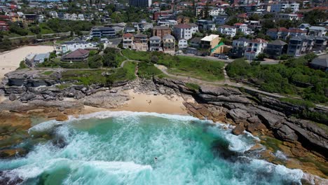 la escarpada costa de la playa de tamarama en sídney, australia - tomada desde un avión no tripulado