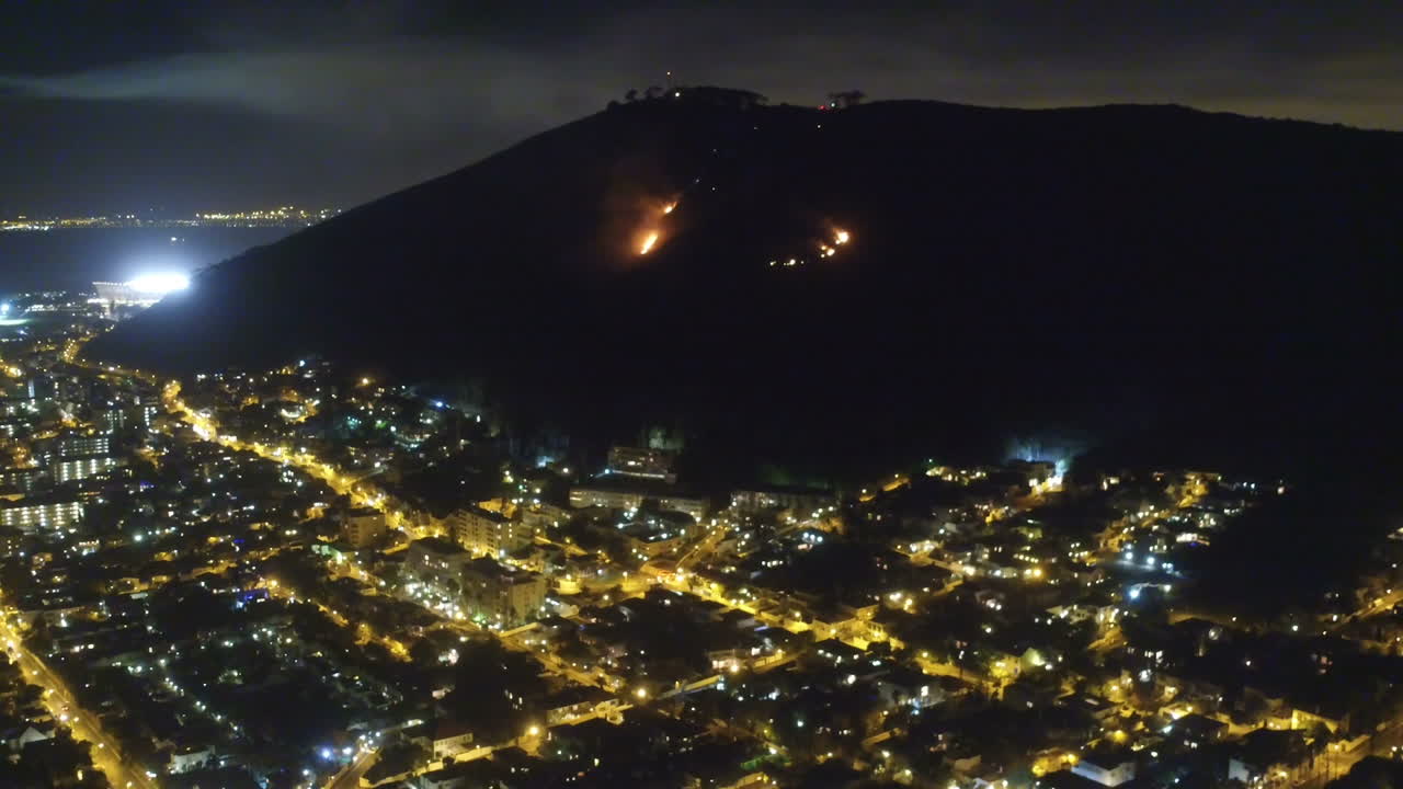 combatir incendios cerca de la ciudad