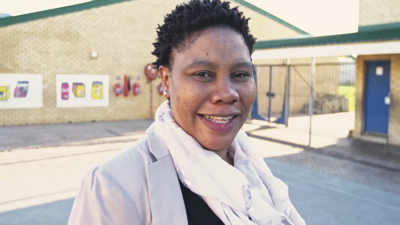 retrato de una maestra en el patio de recreo 4k