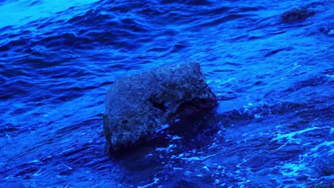 Felsen-Im-Meer,-über-Den-Eine-Welle-Schlägt-Und-Bei-Der-Nivellierung-In-Frankreich-überschwemmt