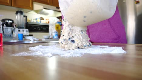 Schütten-Und-Verteilen-Des-Teigs-Auf-Der-Arbeitsplatte---60-Fps-Backzubereitung-Von-Blaubeer-Scones