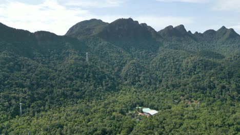 vista aérea de la montaña y la selva en langkawi malasia con torres de teleférico