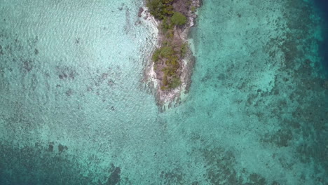 vista aérea de arriba hacia abajo de una pequeña isla aislada en filipinas