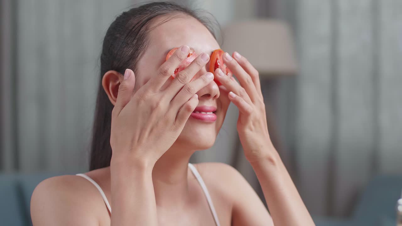 피부 관리 치료 를 위해 눈 에 토마토 조각 을 붙이는 여자