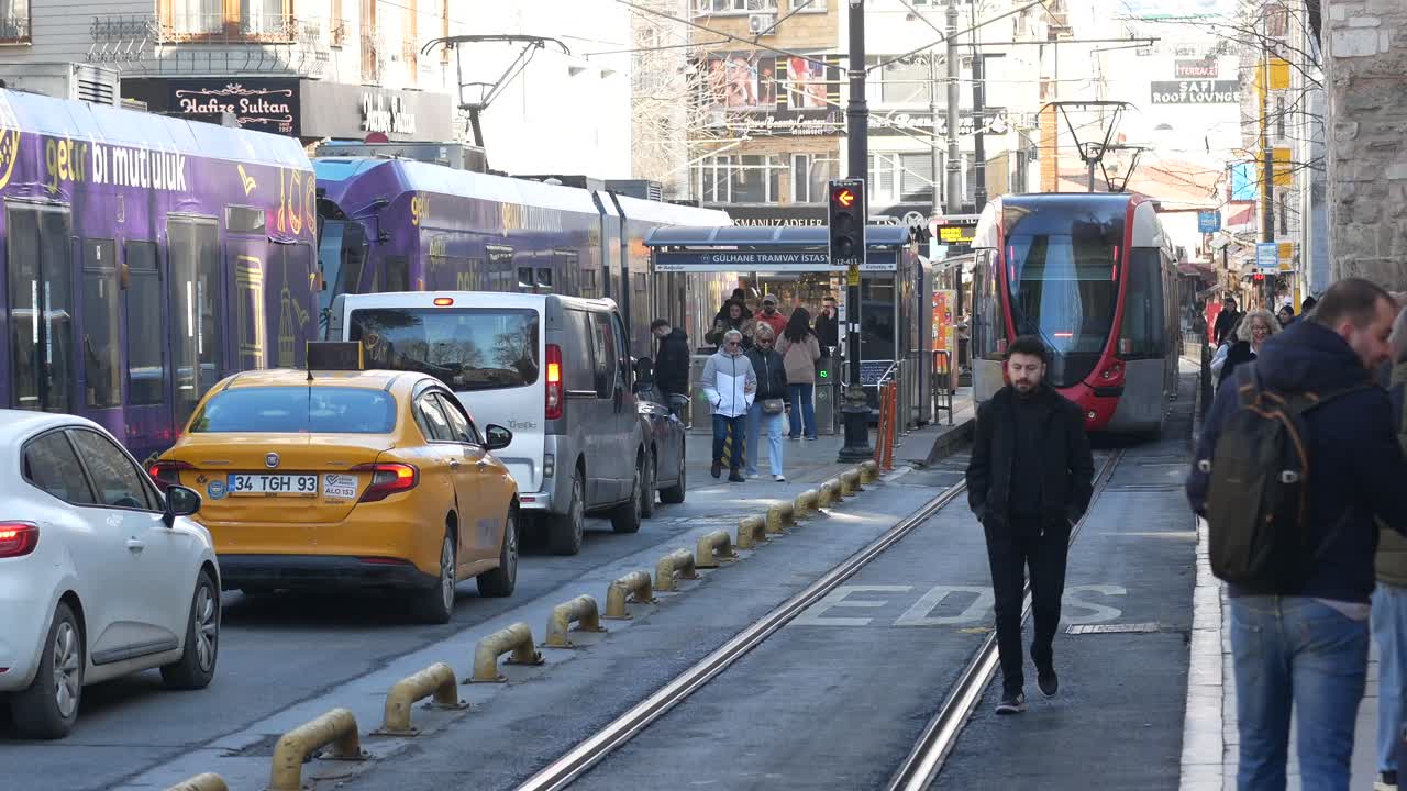 сцена улицы стамбула с трамваем и трафиком