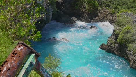 una cala costera pequeña y aislada enclavada en un paisaje rocoso y pintoresco durante el día