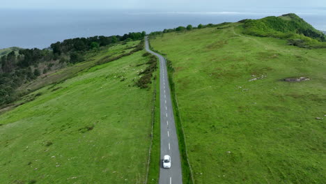 Auto-Fährt-Auf-Spanischer-Straße-Weg-Vom-Meer,-Drohnenansicht-Aus-Der-Luft