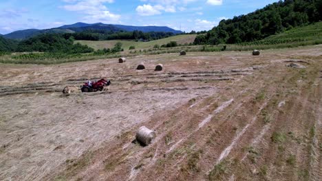 Amplia-Toma-Aérea-De-Heno-Rastrillado-En-La-Granja-Cerca-De-West-Jefferson-NC-En-El-Condado-De-Ashe,-Carolina-Del-Norte