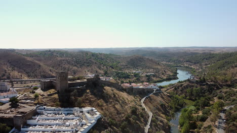 Vista-Aérea-Del-Castillo-De-Mertola-Bien-Conservado-Con-El-Antiguo-Cementerio-En-Mertola,-Portugal