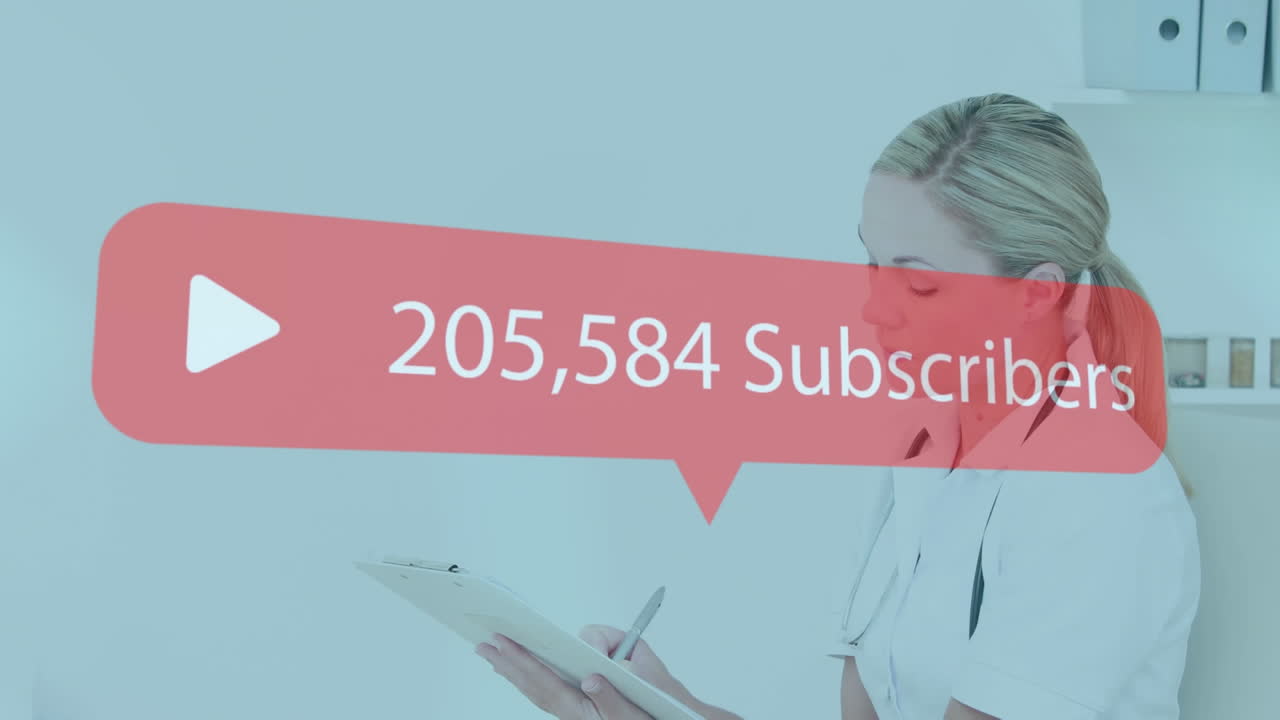 animación de cada vez más suscriptores sobre la doctora caucásica escribiendo en el clipboard en el hospital