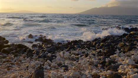 Der-Ozean-Spült-Bei-Sonnenuntergang-über-Felsen-Und-Korallen