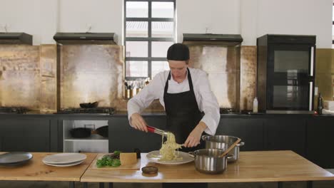 Chef-Torciendo-La-Pasta