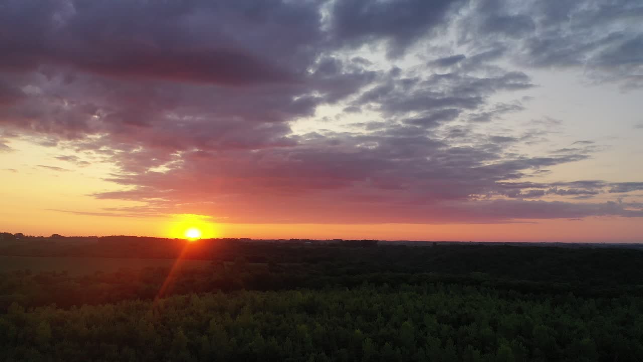 puesta de sol sobre los campos y el bosque