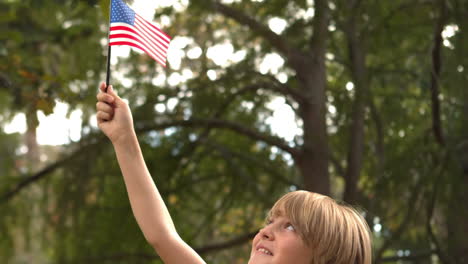 un niño agitando la bandera estadounidense.