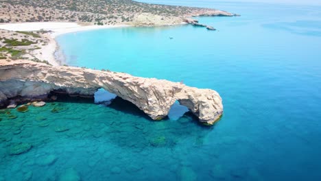 cabo tripiti, el punto más meridional de europa, en la costa sur de la remota isla griega de gavdos, al sur de creta, en el mar de libia