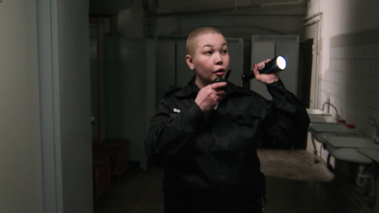 창고에 손전등을 들고 있는 여성 안전요원