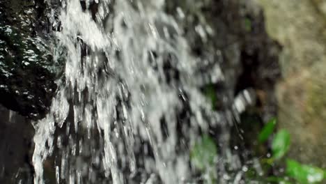 Wasserfall-Auf-Stein-Im-Wald-Mit-Zeitlupe