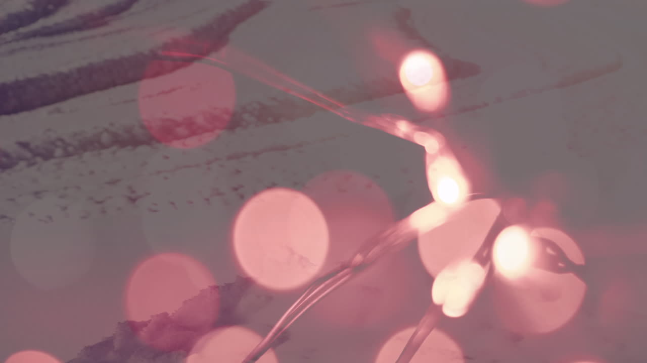 겨울 풍경 위에 반 ⁇ 이는 요정 불빛의 애니메이션