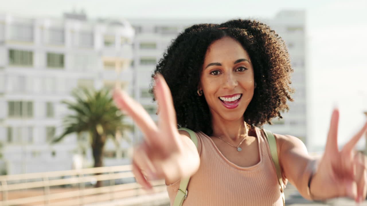 mujer negra, sonrisa y manos signo de paz en la ciudad