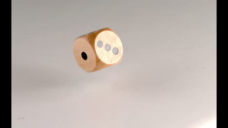 dados de madera girando y rebotando