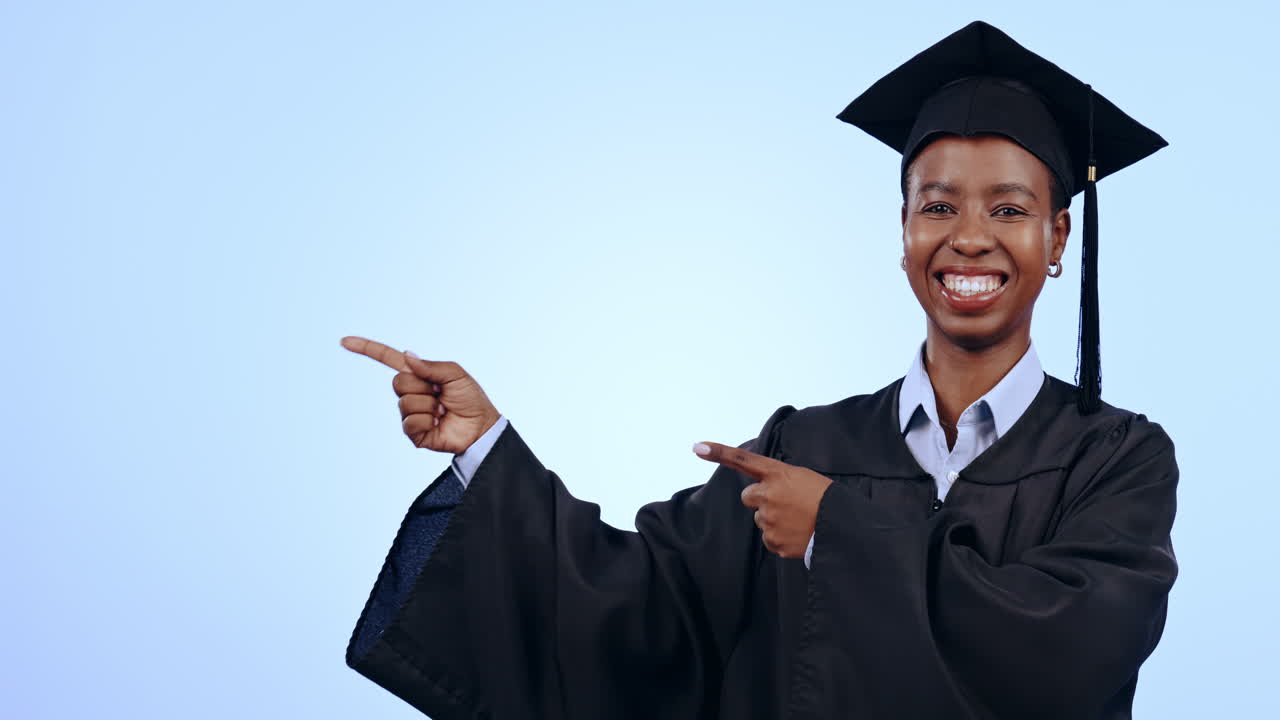 mujer negra feliz, graduación