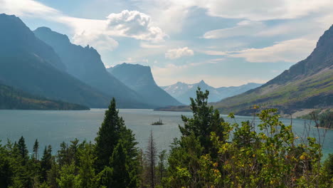 Timelapse,-Nubes-Sobre-Los-Picos-Del-Parque-Nacional-Glaciar-Y-St