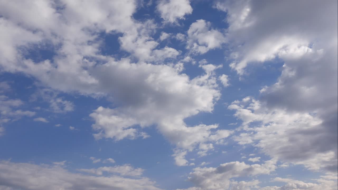 cielo azul nubes blancas. nubes puffy fluffy blancas. nube cúmulo scape lapso de tiempo. verano cielo azul lapso de tempo. dramático majestuoso increíble cielo azul. nubes blancos suaves se forman. nubes fondo lapso de time