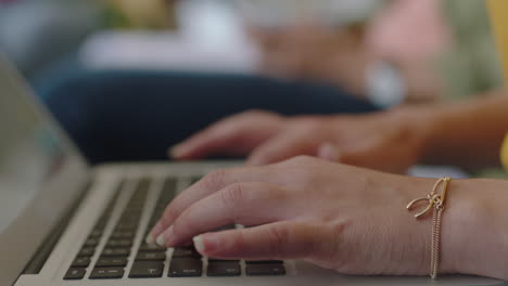 personas de negocios de cerca manos usando computadora portátil escribiendo correo electrónico lluvia de ideas proyecto navegando en teléfonos inteligentes mensajes de redes sociales compartiendo comunicación en la oficina