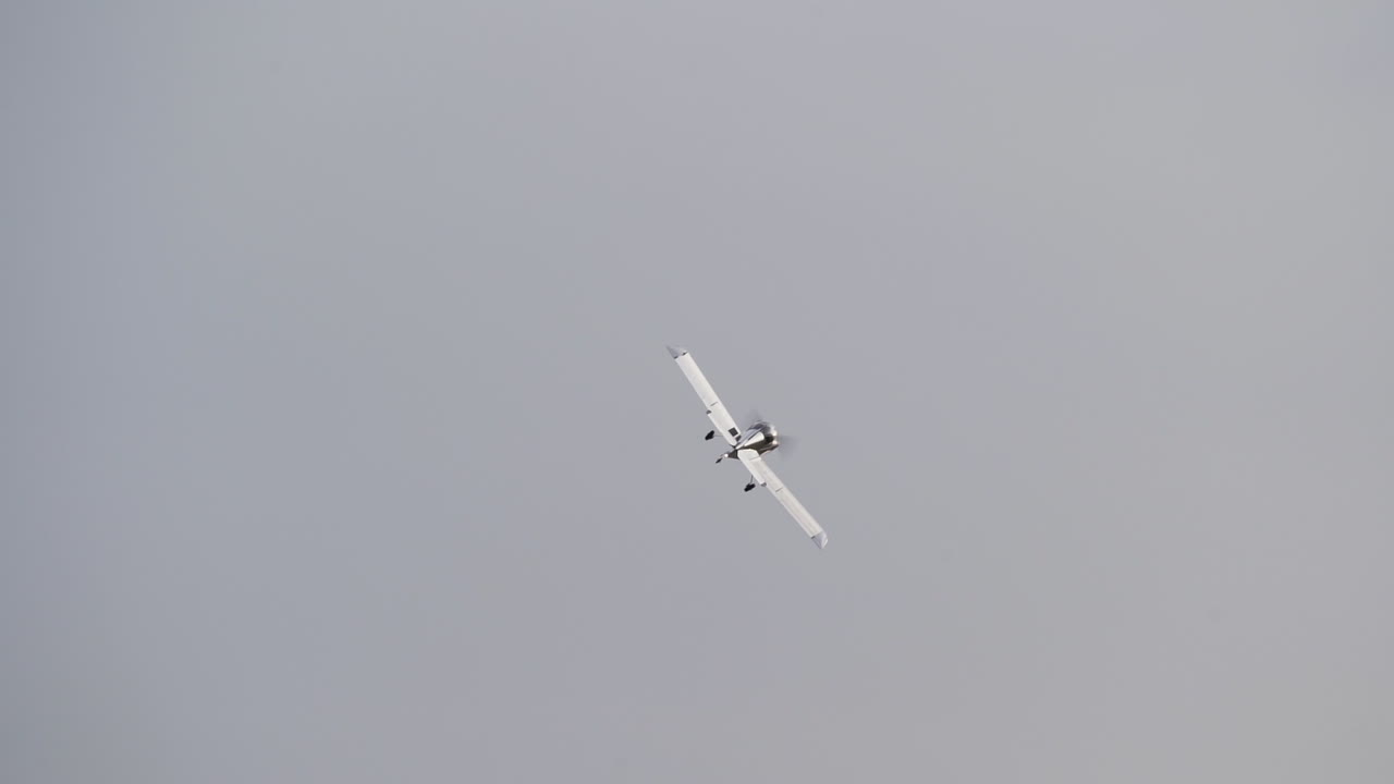 небольшой самодельный самолет отправляется из местного аэропорта в медленном движении