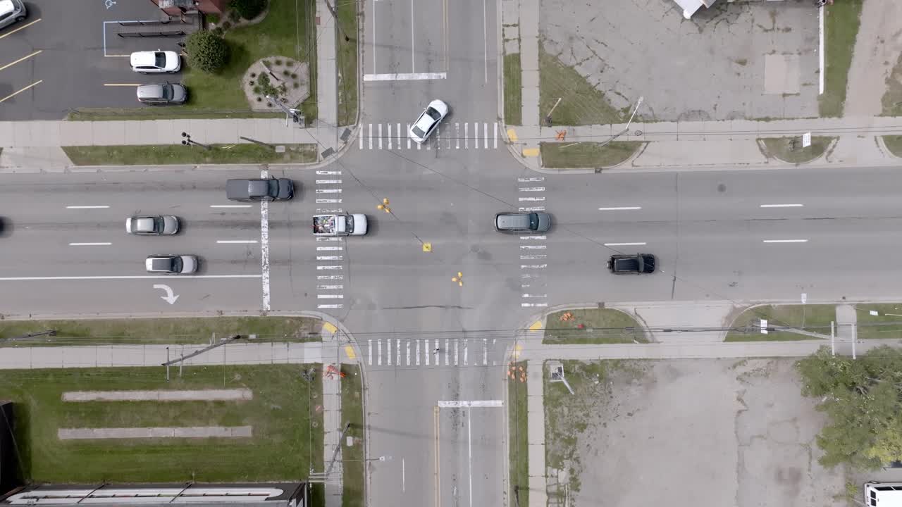 automóviles que se mueven en la intersección de la calle cedar y la autopista saginaw en lansing, michigan con video de drones aéreos