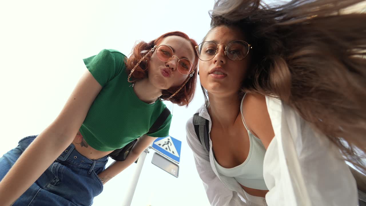 dos amigos divirtiéndose al aire libre