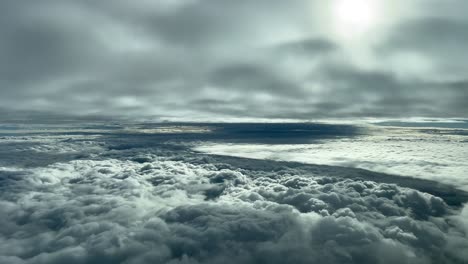 dramático cielo de otoño lleno de nubes