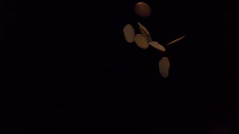 ⁇ 은  ⁇ 을  ⁇ 는 불 위에서 감자는 점프하고 슬로우 모션으로 조각으로 갈라집니다.