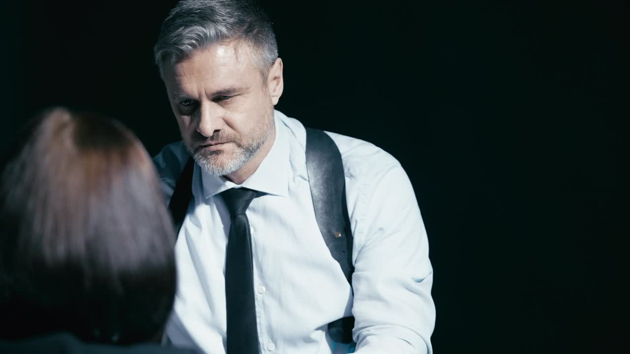 경찰 형사가 여성 용의자를 심문하고 경제 범죄를 조사하고 있습니다.