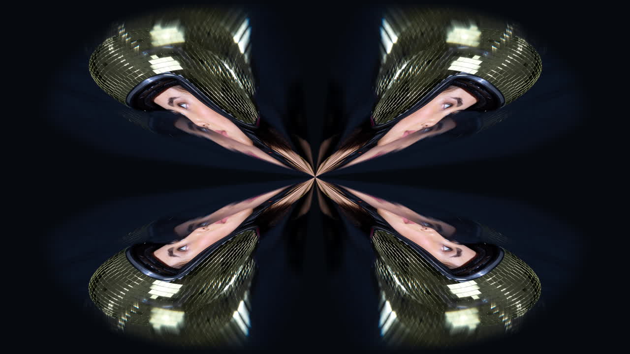 mujer posa con orejas de conejo de bola de espejo