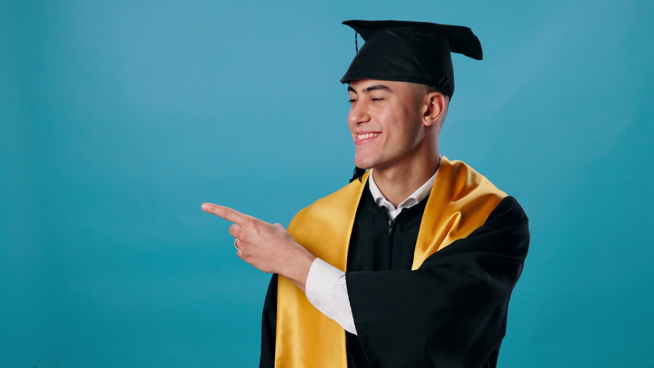 Ritratto di laurea di un giovane uomo in toga e tocco